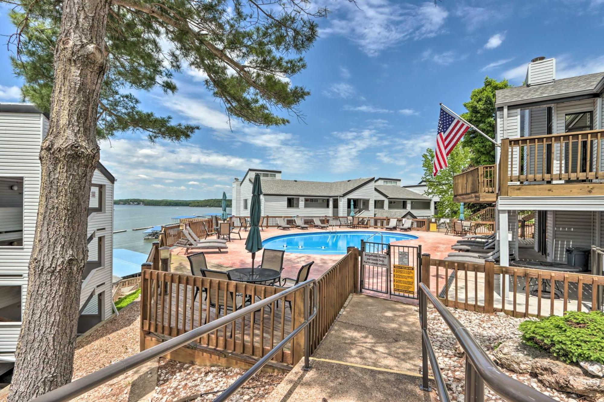 Sunny Osage Beach With Balcony And Lakefront View 외부 사진