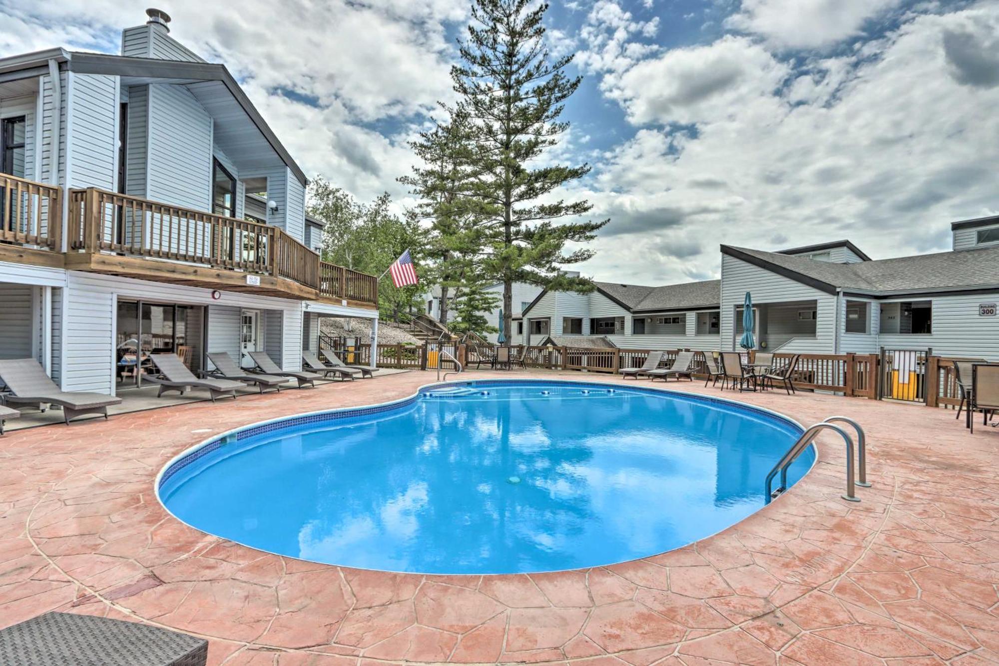Sunny Osage Beach With Balcony And Lakefront View 외부 사진